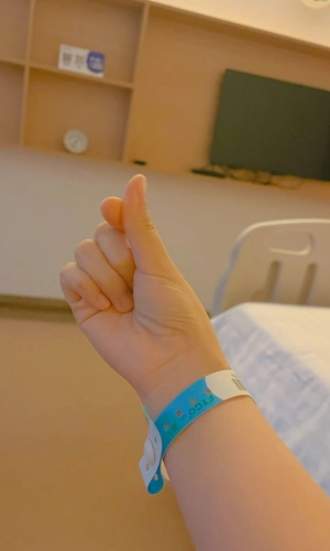 Patiënt draagt ​​een polsbandje voor display 1