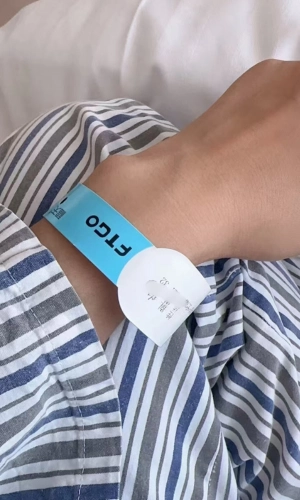 Patiënt draagt ​​een polsbandje voor display 2