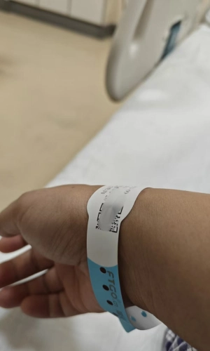 Patiënt draagt ​​een polsbandje voor display 3