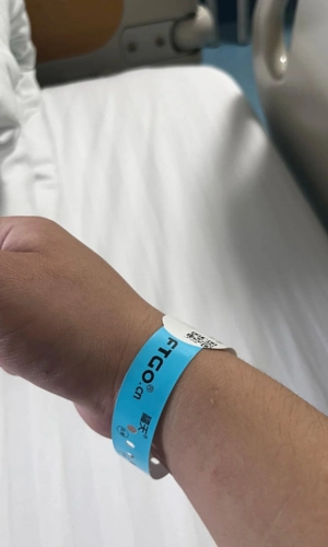 Patiënt draagt ​​een polsbandje voor display 5