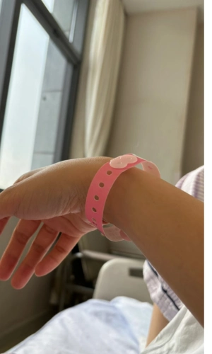 Patiënt draagt ​​een polsbandje voor display 2