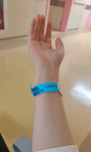 Patiënt draagt ​​een polsbandje voor display 2