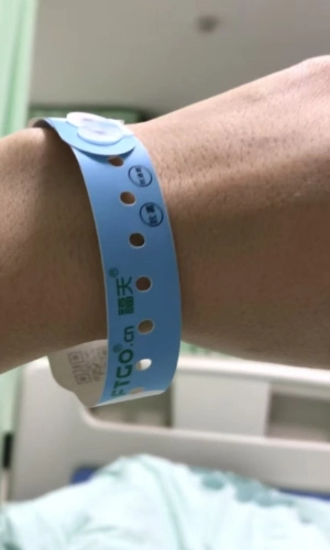 Patiënt draagt ​​een polsbandje voor display 2