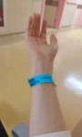 ディスプレイ2のリストバンドを装着した患者